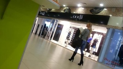 Parádní kočka v supermarketu.